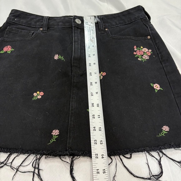 Pacsun Black Denim Mini Skirt Floral Embroidered Raw Frayed Hem Size 27 - Picture 4 of 6
